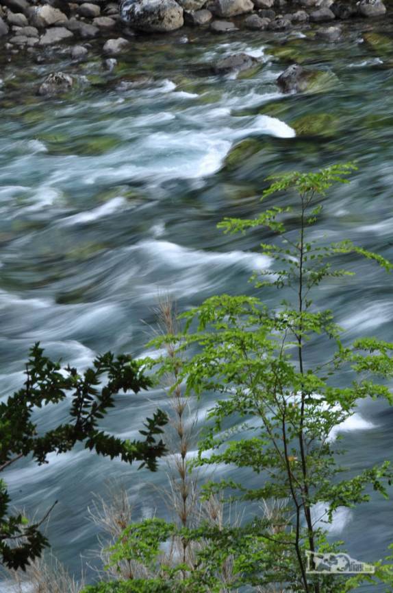 Um rio cheio de corredeiras que une os lagos no Parque Nacional Los Alerces, ao norte de Trevelin, na patagônia argentina